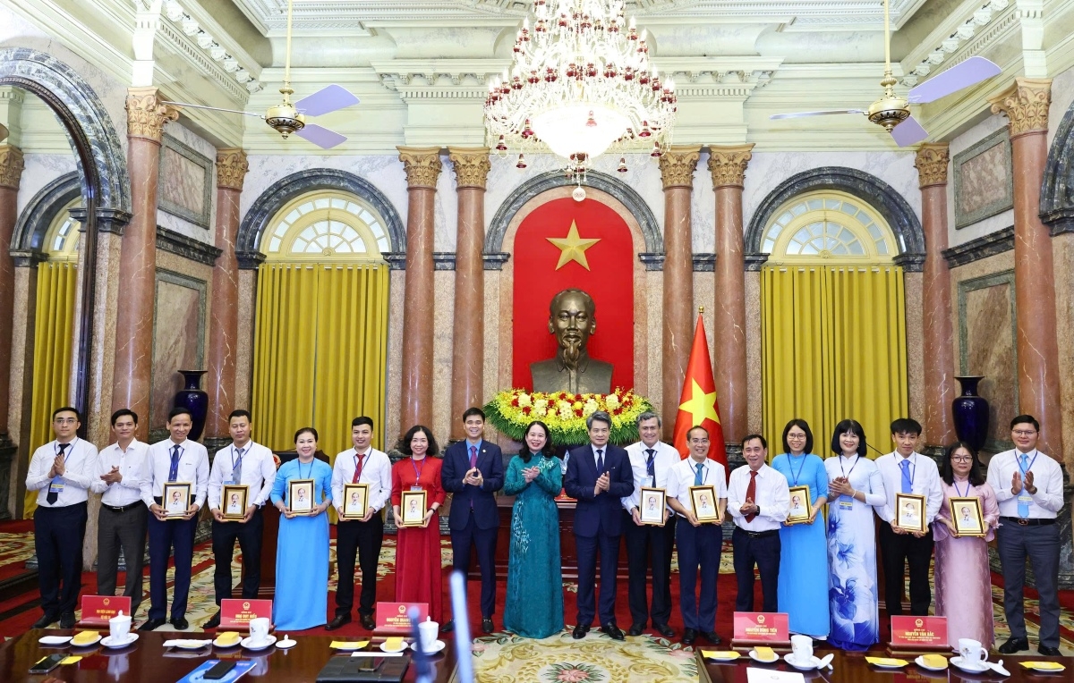 La vice-présidente Vo Thị Anh Xuân honore des présidents de syndicats exemplaires lors d'une cérémonie sur le dialogue social en 2026. Photo: VOV