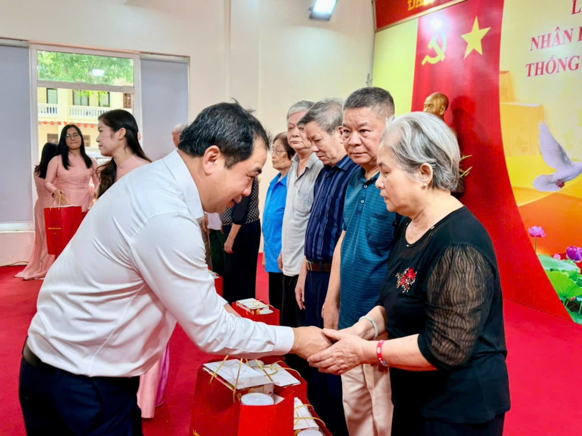 Secretary of the Hanoi Party Committee Tran Duc Thang gives gifts to policy beneficiary families in Kien Hung ward.  (Photo: Bich Ngọc/VOV)