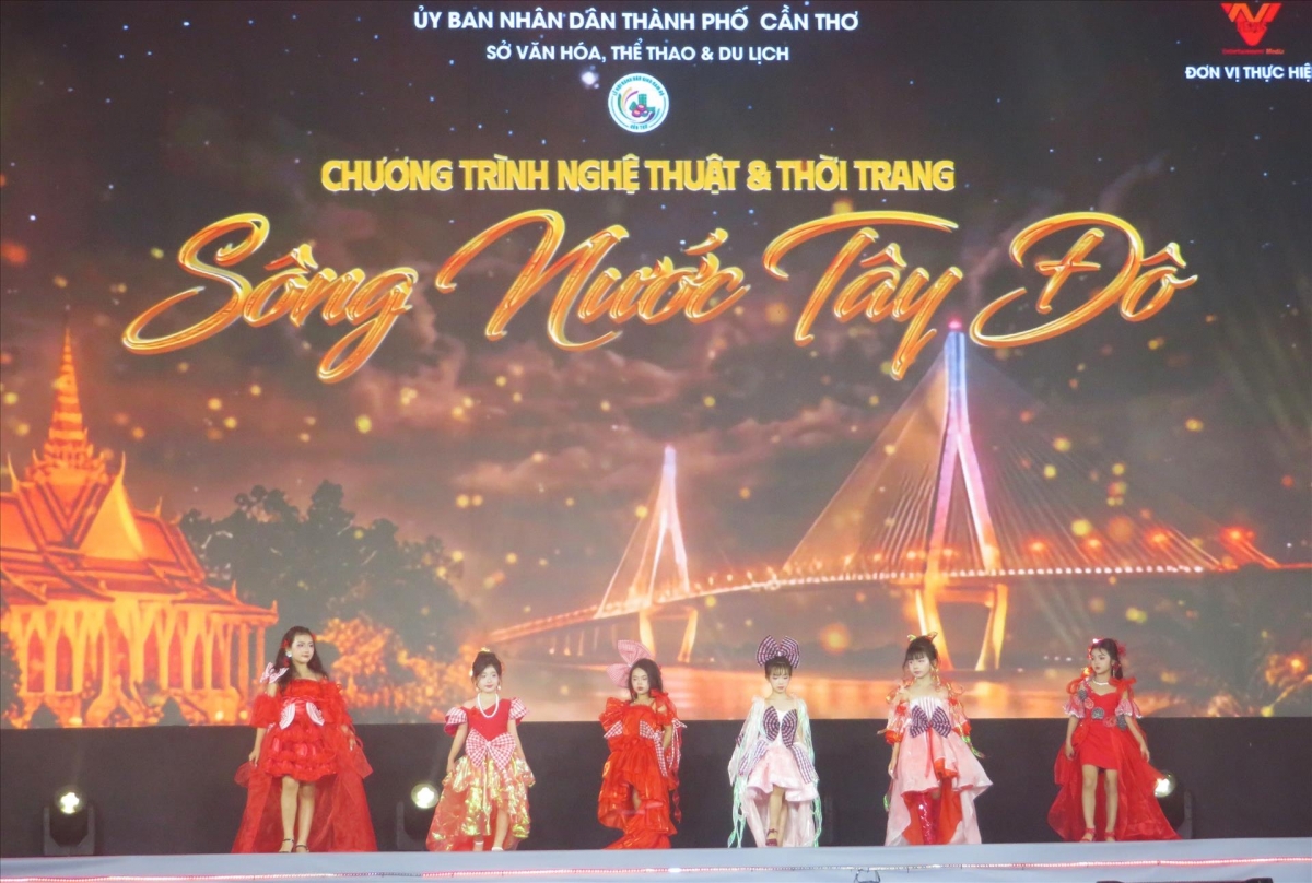 ມີຫຼາຍ​ລາຍ​ການ​ສະ​ແດງ​ສິ​ລະ​ປະ​ທີ່​ພົ້ນ​ເດັ່ນ​ຢູ່ ລາຍ​ການ (ພາບ: TTXVN)