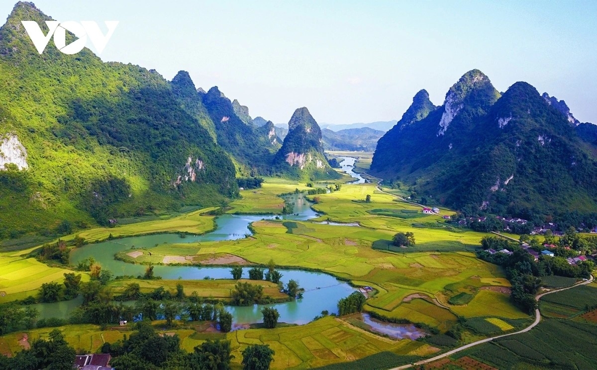 Công viên địa chất toàn cầu Non nước Cao Bằng không chỉ quyến rũ bởi khung cảnh hoang sơ hùng vĩ mà còn hấp dẫn bởi những địa danh lịch sử, bề dày văn hóa độc đáo của các dân tộc vùng Đông Bắc. Ảnh: Trường Giang/VOV-Đông Bắc