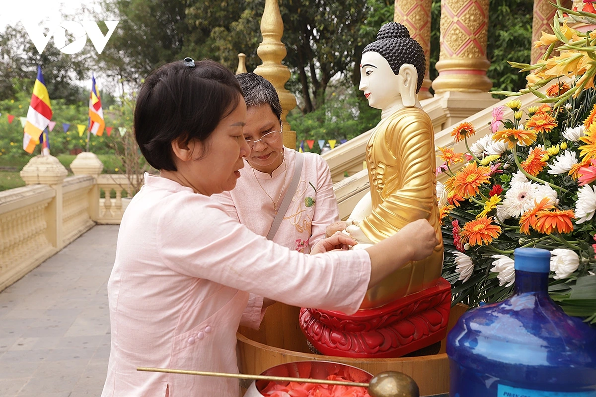Ngay từ sáng sớm, công tác chuẩn bị tại chùa Kh’leang trong Làng Văn hoá đã được các Phật tử thực hiện kỹ lưỡng, lau chùi tượng Phật, thể hiện niềm tin và ước vọng về một năm mới no đủ, an lành.