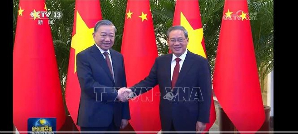 Vietnam's General Secretary and President To Lam at a meeting with China's Premier Li Qiang (Photo: VNA)