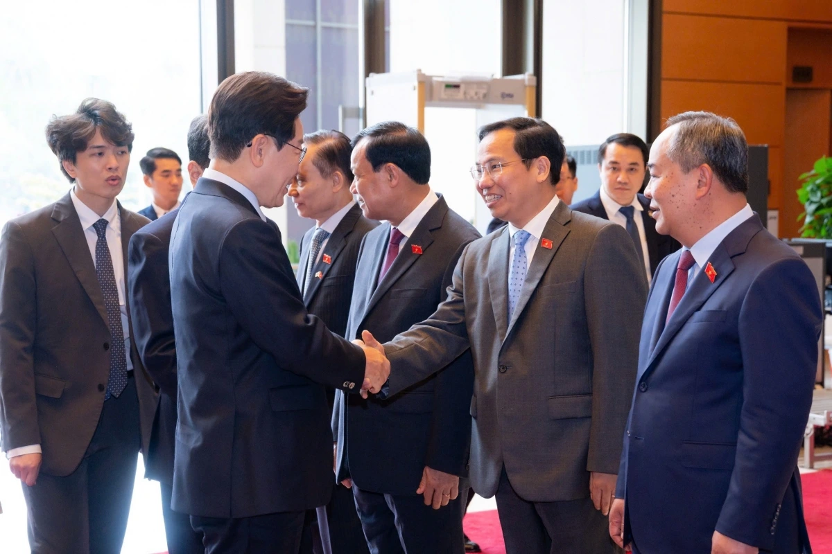 Chủ tịch Quốc hội Trần Thanh Mẫn giới thiệu với Tổng thống Hàn Quốc Lee Jae Myung về thành viên đoàn đại biểu Việt Nam.