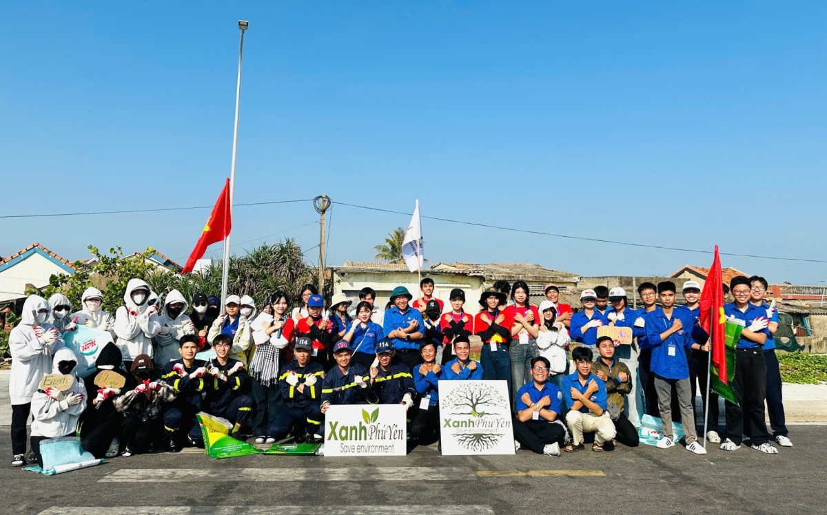 Dak Lak youth take the lead in volunteer activities during the “Nationwide Cleanup Campaign – Earth Day 2026”. (Photo: VOV)