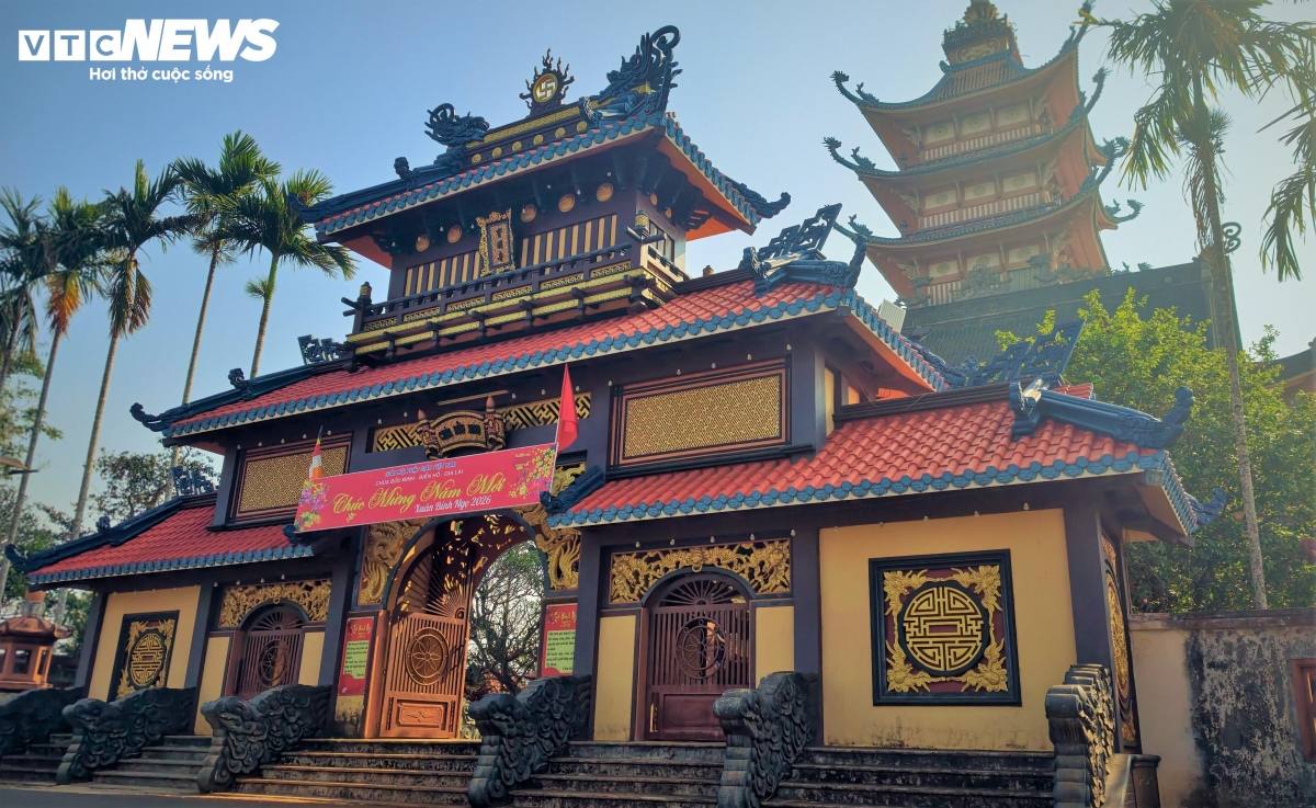 Vào đầu thế kỷ XX, khi cư dân vùng đồng bằng duyên hải di cư lên khai hoang tại đây đã lập lên làng có tên “xóm Cỏ May”. Sau đó họ cùng nhau dựng lên “Sơn Hải miếu” bên bờ Biển Hồ để gửi gắm niềm tin, cầu mong sự bình an và che chở của các bậc thần linh.