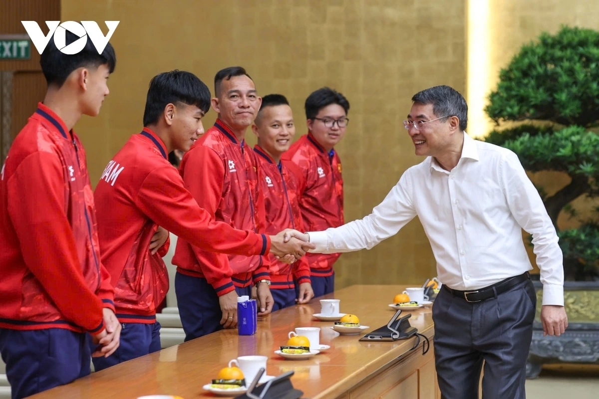Premierminister Le Minh Hung trifft Mitglieder der U17-Nationalmannschaft. (Foto: Viet Cuong)