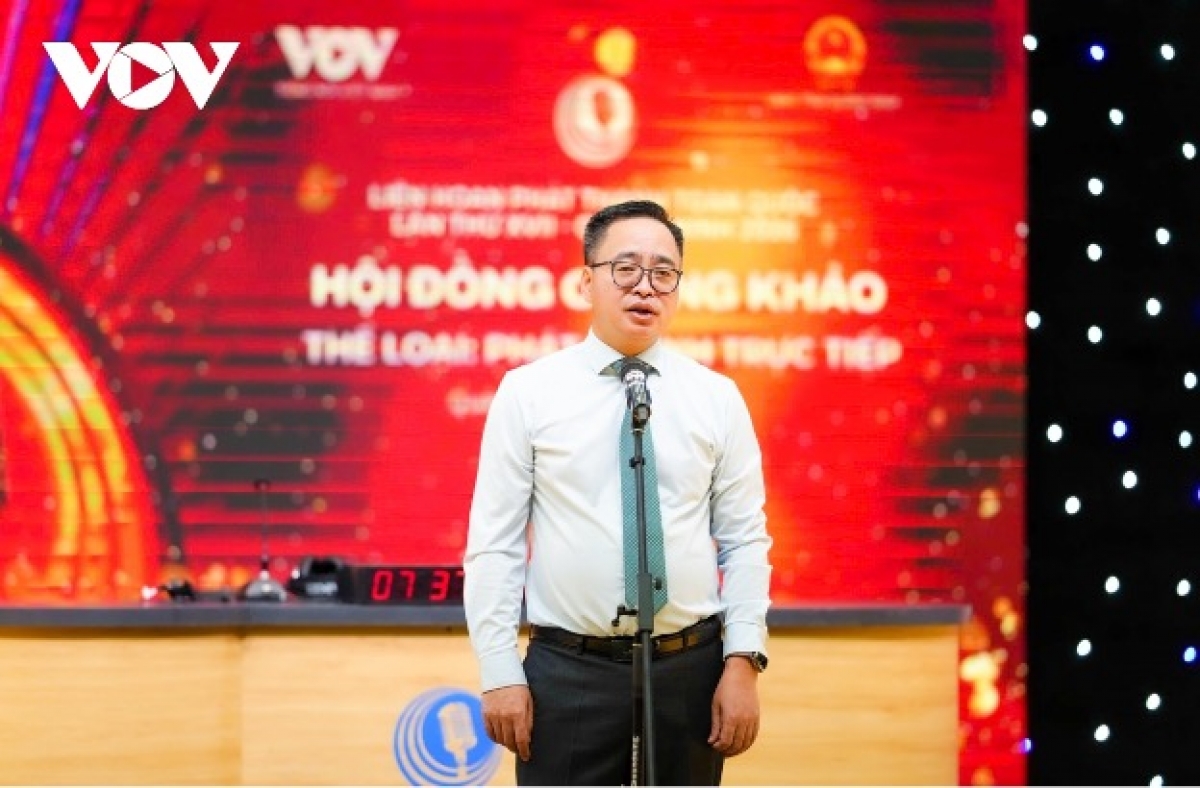 Phát biểu khai mạc cuộc thi, ông Phạm Mạnh Hùng - Phó Tổng Giám đốc Đài Tiếng nói Việt Nam (Trưởng Ban Tổ chức Liên hoan Phát thanh toàn quốc lần thứ XVII) cho biết, trong bối cảnh cả nước vừa tổ chức thành công Đại hội Đảng toàn quốc lần thứ XIV, cuộc bầu cử Quốc hội và HĐND các cấp, đồng thời bước vào kỷ nguyên phát triển mới, đội ngũ những người làm báo đang đứng trước nhiều cơ hội và thách thức. Đặc biệt, các đồng nghiệp trong ngành đã và đang trải qua không ít khó khăn, vất vả trong quá trình sắp xếp, tổ chức lại bộ máy nhằm tìm ra hướng đi mới phù hợp với không gian phát triển mới. Người làm phát thanh cũng phải tiếp cận những yêu cầu, thông tin hoàn toàn mới trong tiến trình chuyển đổi số hiện nay...