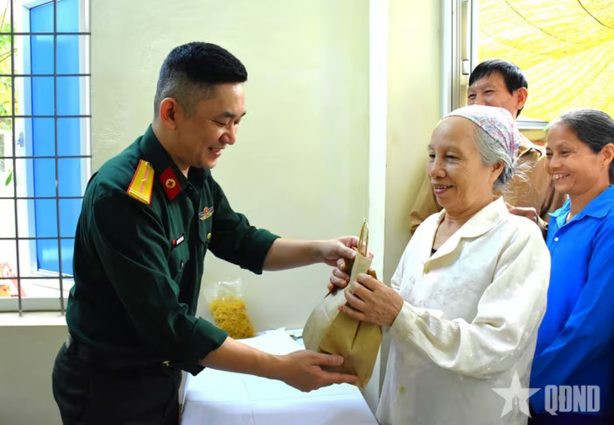 Cấp thuốc miễn phí tặng bà con. Ảnh: QĐND