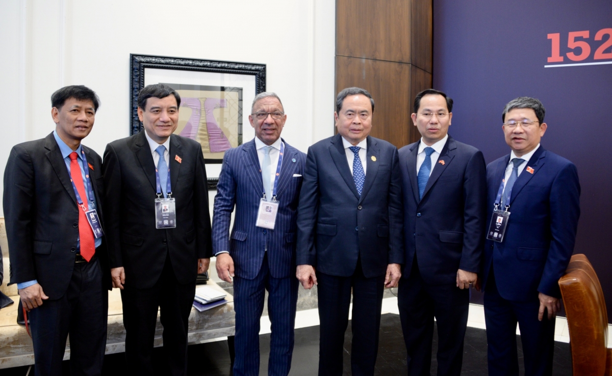 Chủ tịch Quốc hội Trần Thanh Mẫn gặp các đại biểu bên lề hội nghị. Ảnh: Lê Tuyết/VOV