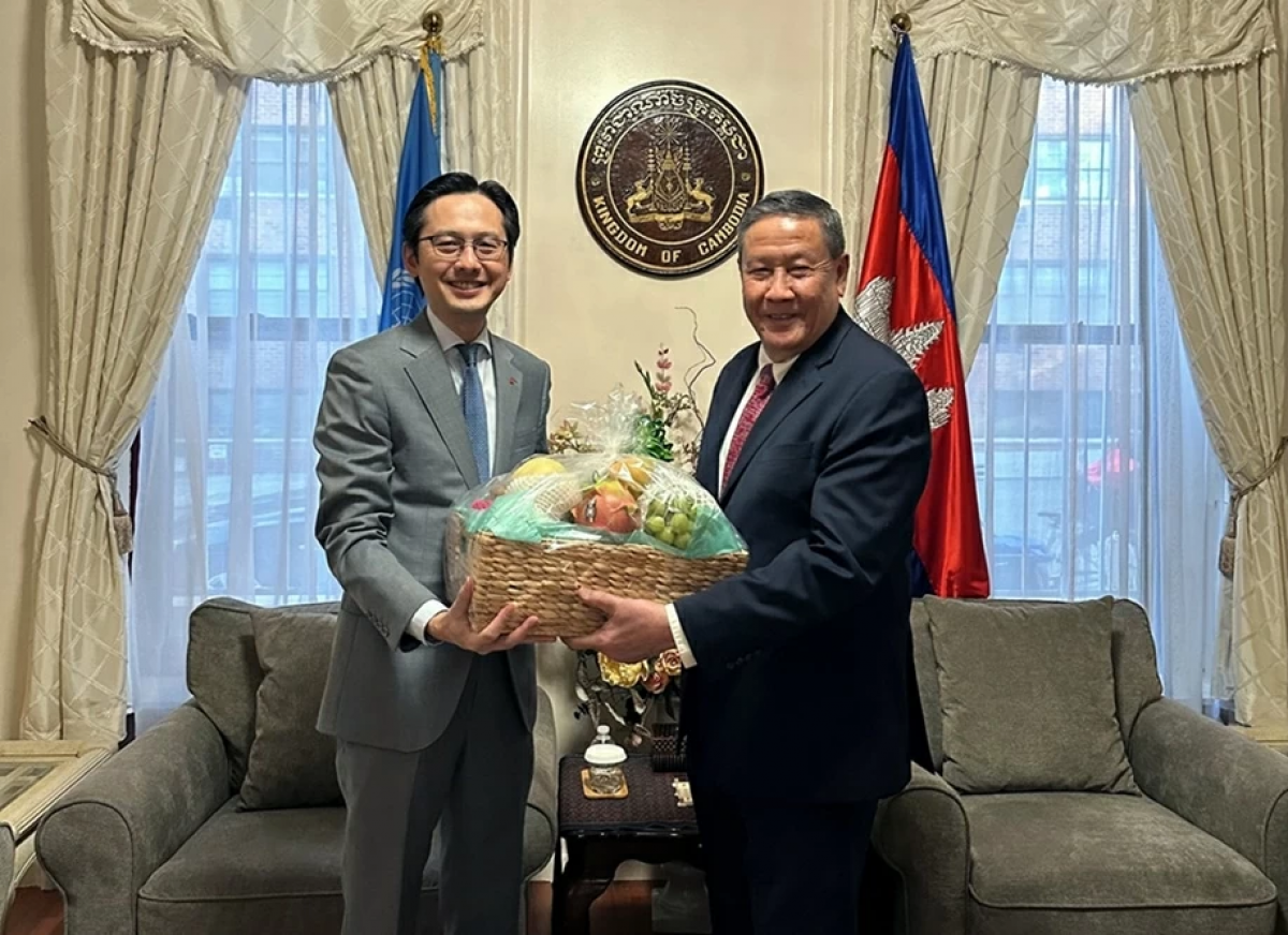 杜雄越大使向柬埔寨常驻联合国代表团团长Chhea Keo大使致以祝贺。