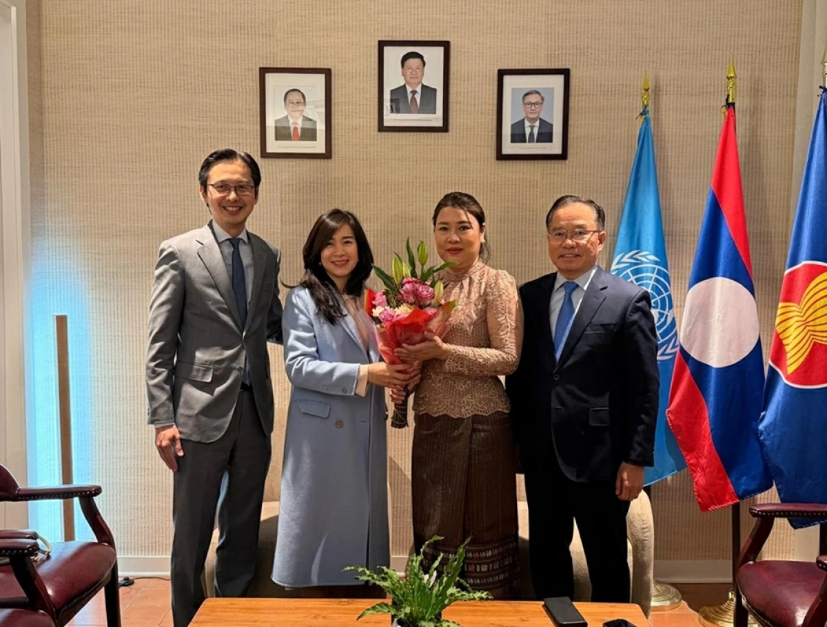 លោកឯកអគ្គរដ្ឋទូត ដូ ហ៊ុង វៀត អបអរសាទរដល់លោកឯកអគ្គរដ្ឋទូត ឈា កែវ ប្រធានបេសកកម្ម បុគ្គលិកនិងក្រុមគ្រួសារ នៃបេសកកម្ម ប្រចាំអង្គការសហប្រជាជាតិ (រូបថត៖ បេសកកម្មអចិន្ត្រៃយ៍វៀតណាមប្រចាំអង្គការសហប្រជាជាតិ)