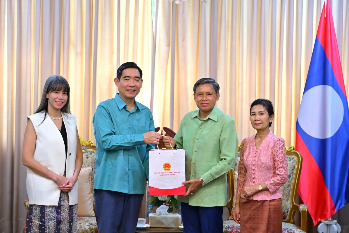 เอกอัครราชทูต ฝ่ามเหวียดหุ่ง อวยพรปีใหม่ตามประเพณีของลาว