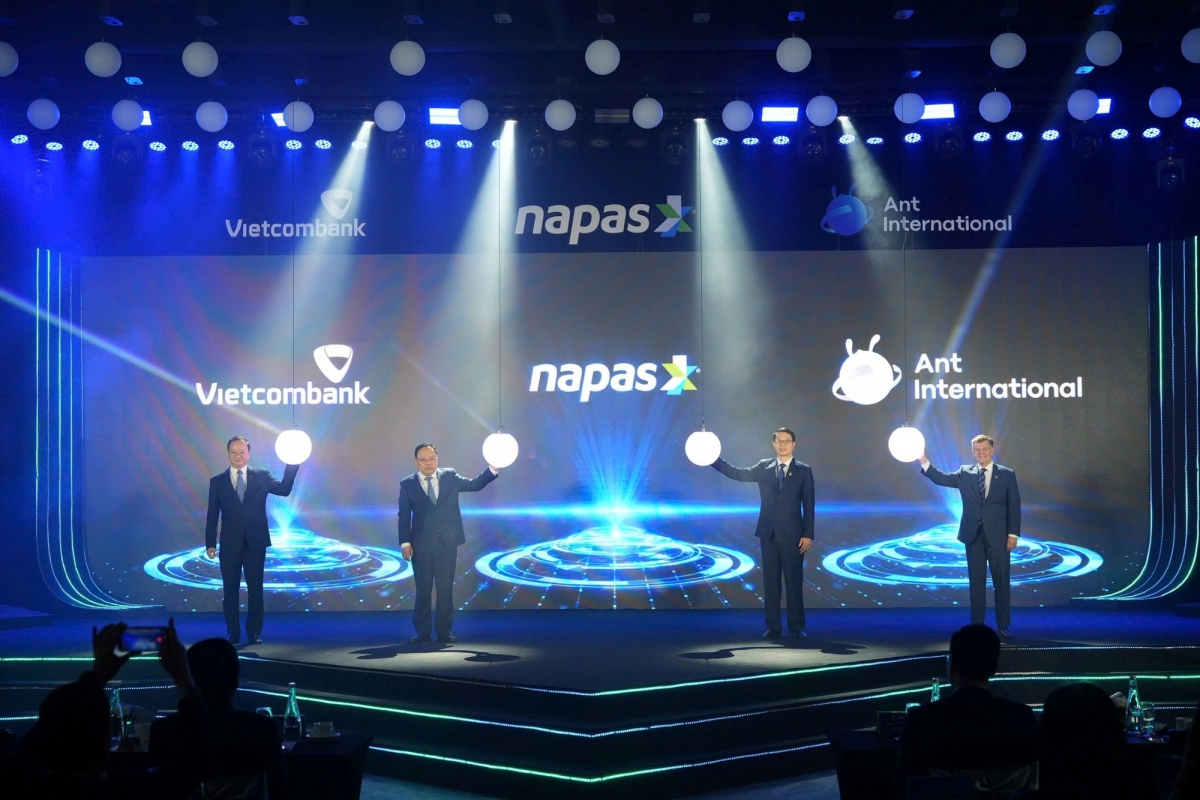 Các đại biểu thực hiện nghi thức kích hoạt tại Lễ công bố mở rộng triển khai dịch vụ thanh toán QR giữa Việt Nam và Trung Quốc. Ảnh: VGP/HT