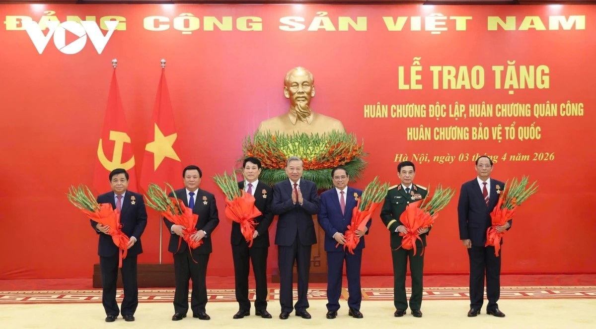 Tổng Bí thư Tô Lâm, Bí thư Quân ủy Trung ương, chủ trì buổi lễ trao Huân chương cao quý tặng Chủ tịch nước Lương Cường, Thủ tướng Phạm Minh Chính, các lãnh đạo Đảng, Nhà nước, quân đội. Ảnh: Văn Hiếu/VOV