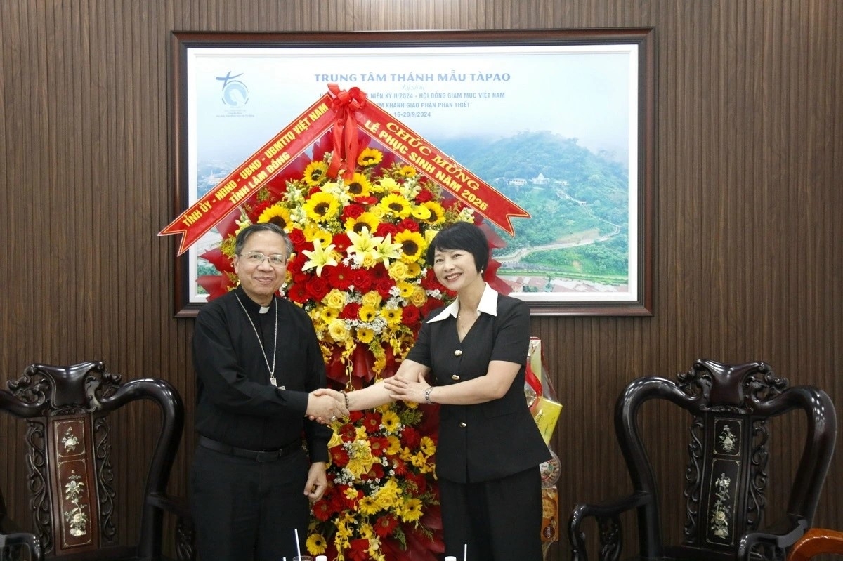 Chủ tịch Ủy ban MTTQ Việt Nam tỉnh Lâm Đồng Phạm Thị Phúc gửi lời chúc mừng tới Giám mục Giuse Đỗ Mạnh Hùng. Ảnh: K.H/VOV
