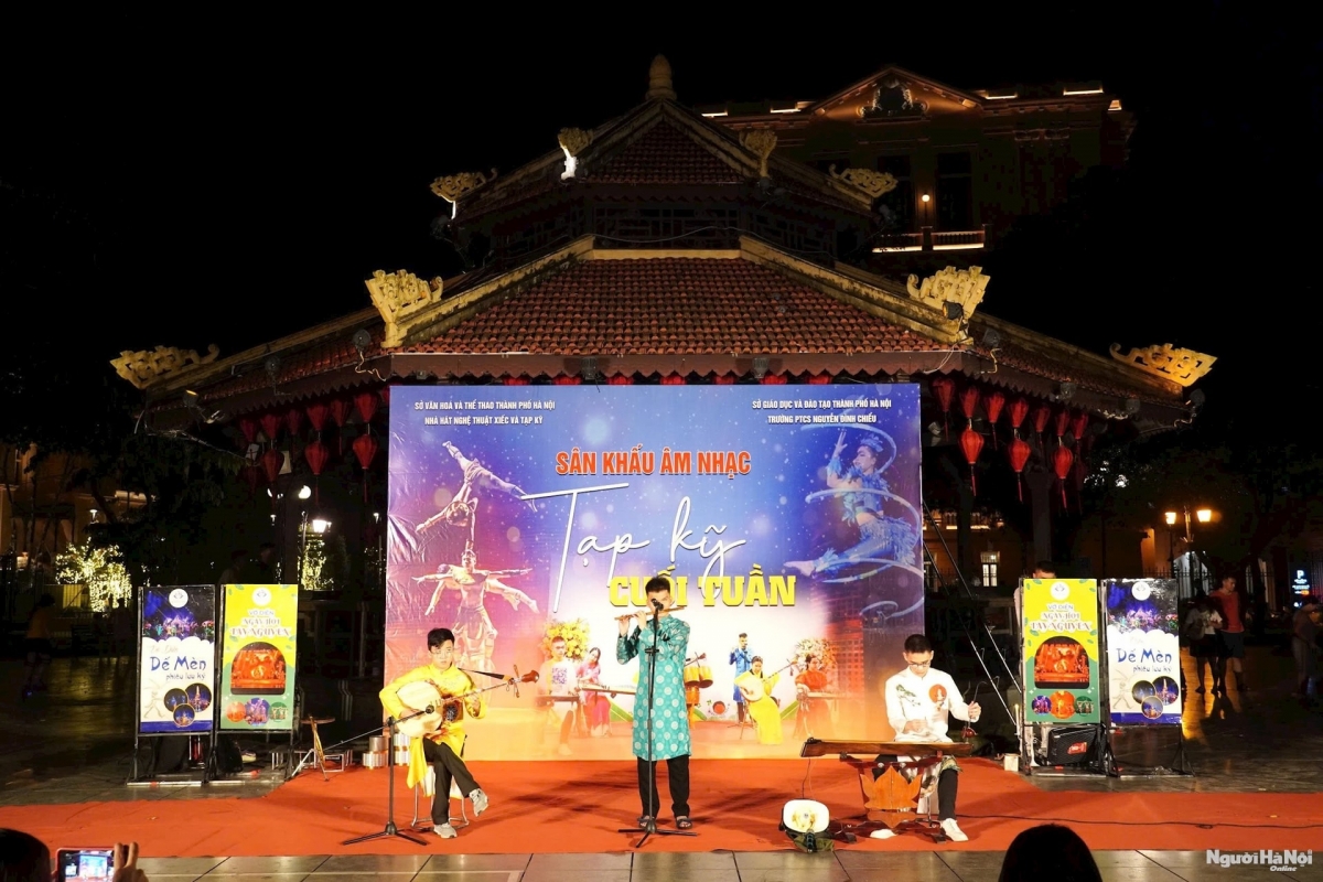 Eine Aufführung beim Programm. (Foto: nguoihanoi.vn)