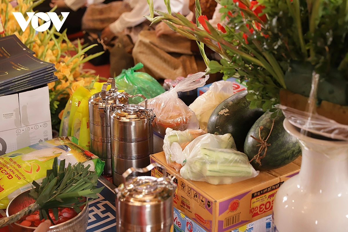 Vào dịp năm mới, người Khmer chuẩn bị cho mình những bộ trang phục đẹp đẽ, sạch sẽ nhất, trẻ em được may sắm những bộ quần áo mới. Họ chuẩn bị đầy đủ đồ ăn như bánh trái, hoa quả, cá, thịt, rau... sẵn sàng để dâng lên Đức Phật.