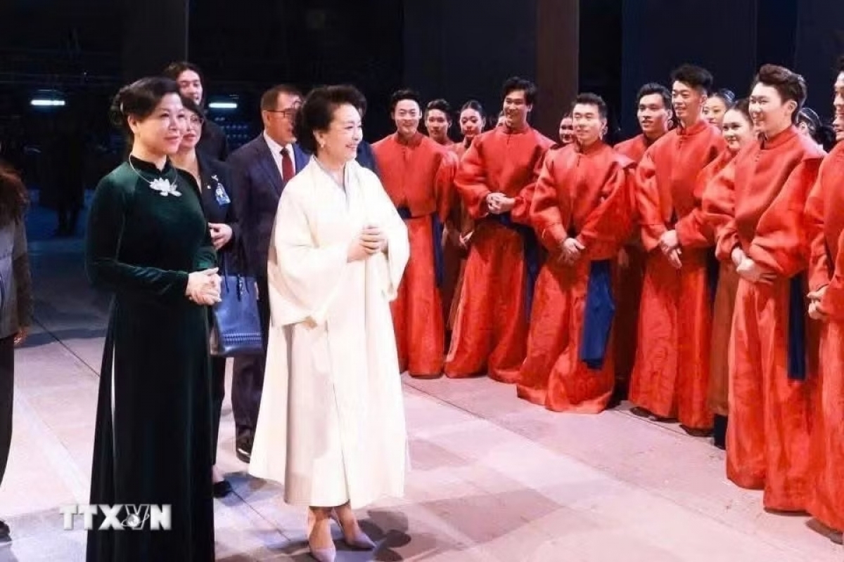 Giáo sư Bành Lệ Viên giới thiệu với Phu nhân Ngô Phương Ly về một số loại hình biểu diễn sân khấu của Trung Quốc. Ảnh: TTXVN