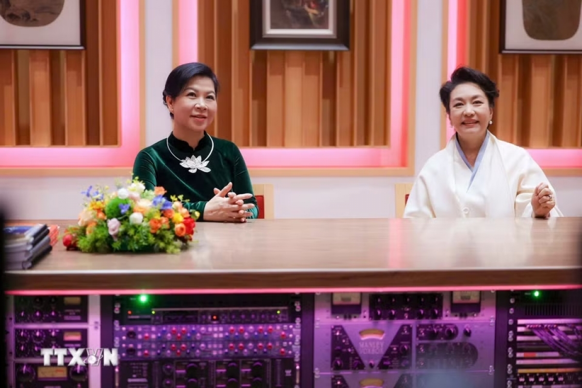 Hai phu nhân có cuộc giao lưu, chia sẻ thân tình, cởi mở về các trải nghiệm thực tế cũng như việc giao lưu, phát triển văn hóa giữa hai nước. Ảnh: TTXVN