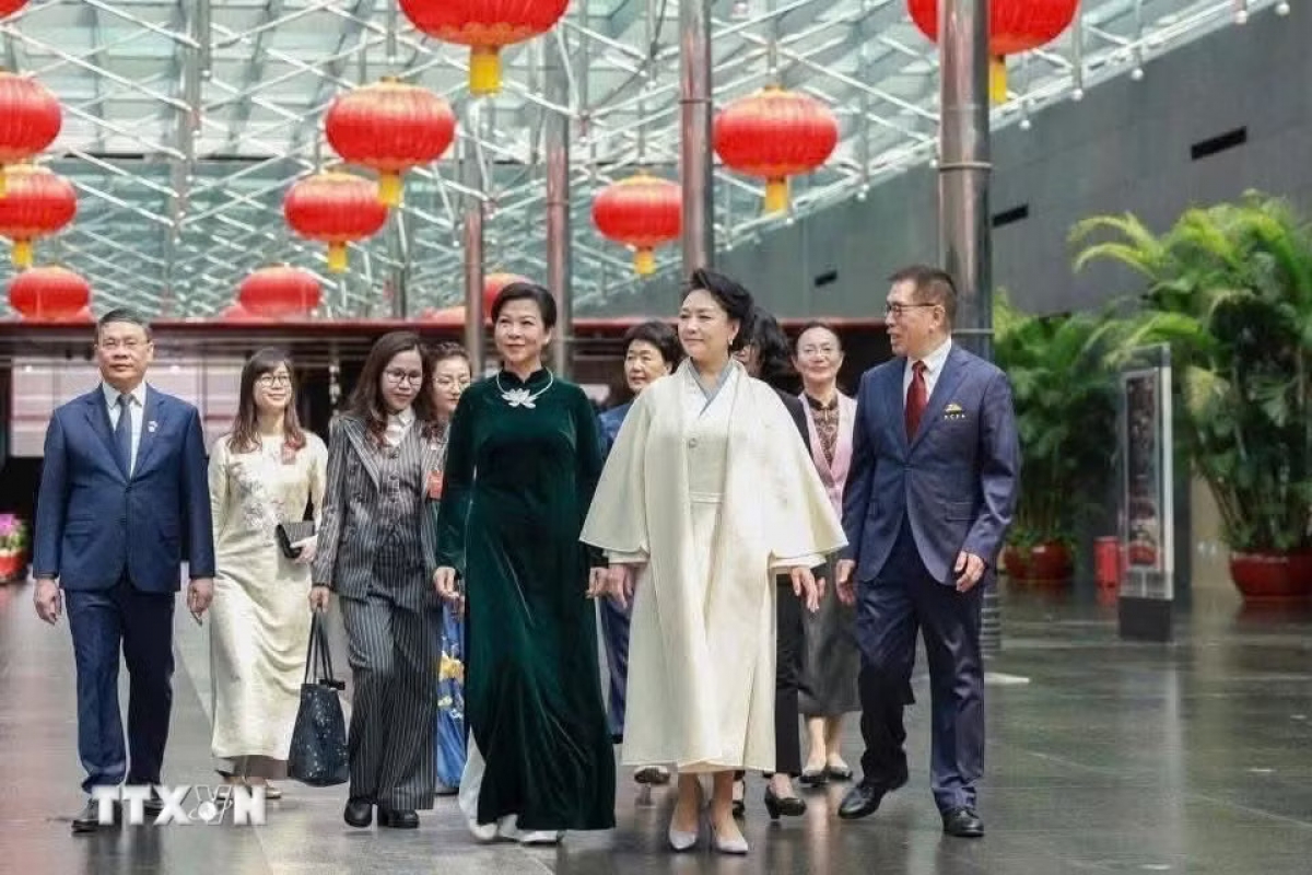 Hai phu nhân cùng nhau thăm Nhà hát lớn quốc gia Trung Quốc. Ảnh: TTXVN