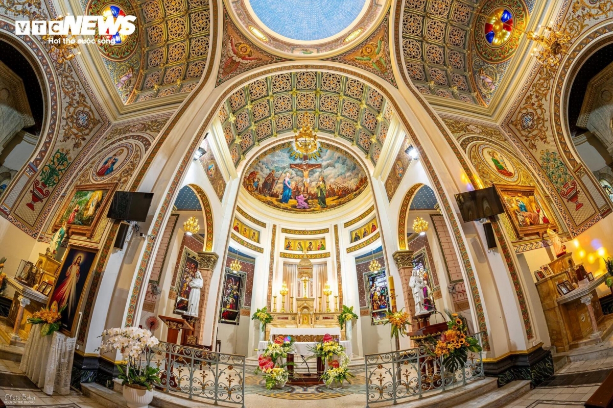 工程由法国承包商施工，历时约三年，采用在越南罕见的拜占庭建筑风格。这种风格以穹顶、大型采光窗系统和精美的装饰细节为特征。