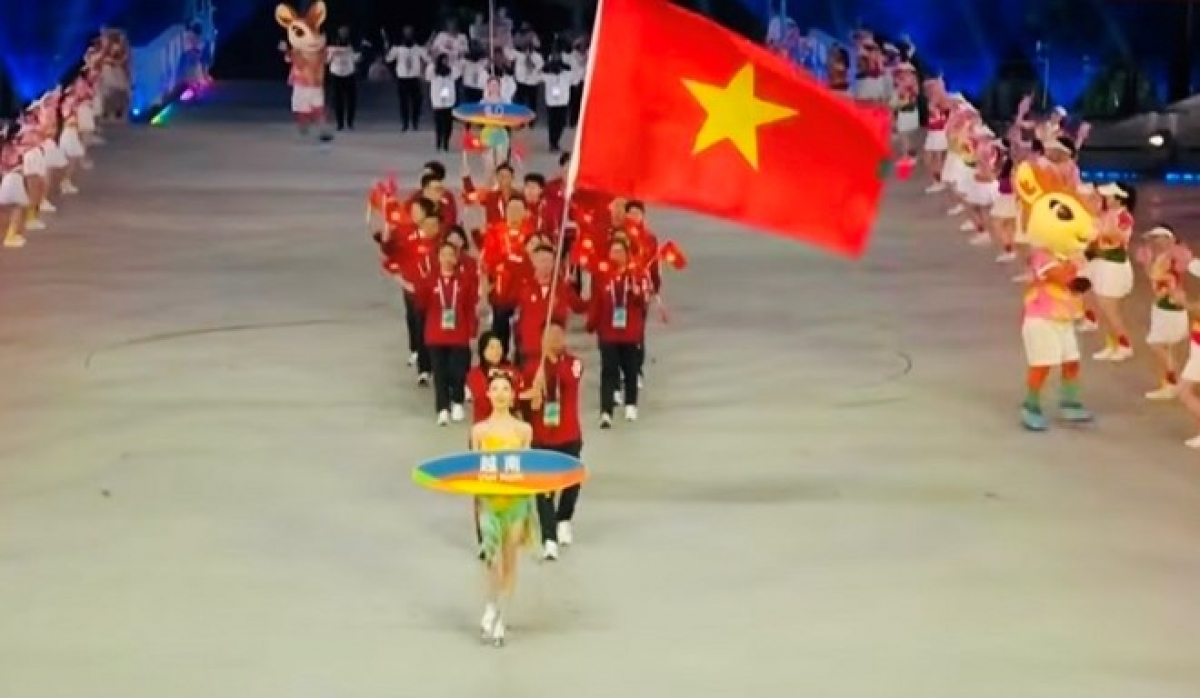 Die vietnamesische Sportdelegation bei der Eröffnungsfeier der Asiatischen Strandspiele 2026. (Foto: laodong.vn)