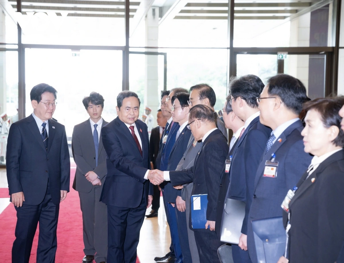 Tổng thống Hàn Quốc Lee Jae Myung giới thiệu với Chủ tịch Quốc hội Trần Thanh Mẫn về thành viên đoàn đại biểu Hàn Quốc.