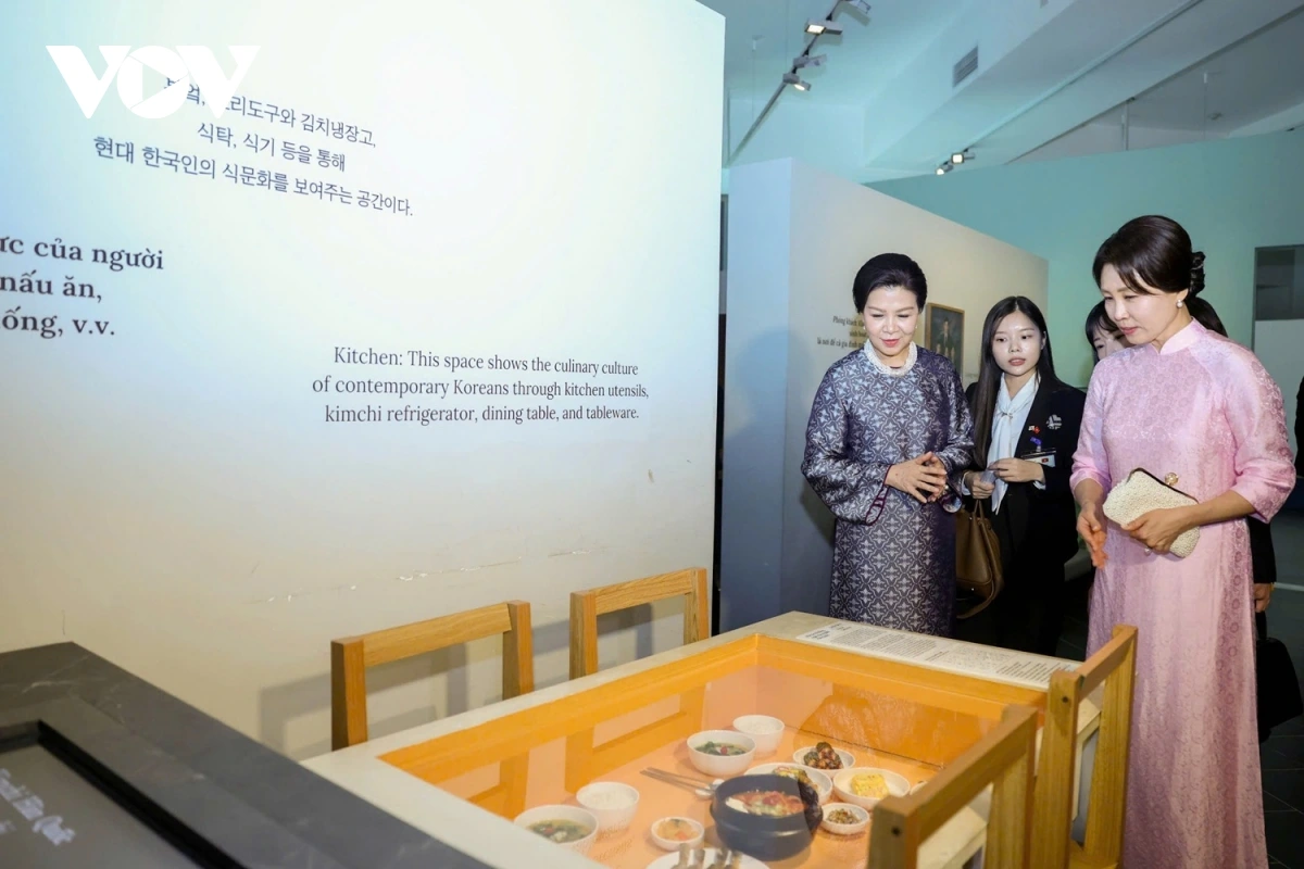 Trong không khí gần gũi và thân tình, tại Tòa Trống đồng, hai Phu nhân đã cùng nghe giới thiệu khái quát về cộng đồng 54 dân tộc Việt Nam, những nét đẹp đặc sắc của văn hóa các dân tộc anh em trên khắp ba miền Bắc – Trung – Nam.