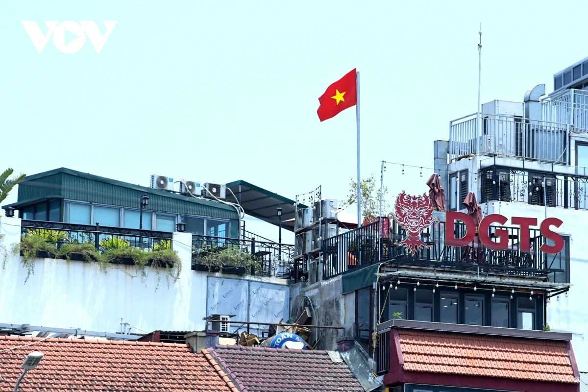Các cửa hàng kinh doanh đồng loạt treo cờ, góp phần tạo nên những dải màu nối dài, đồng điệu trong nhịp sống đô thị.