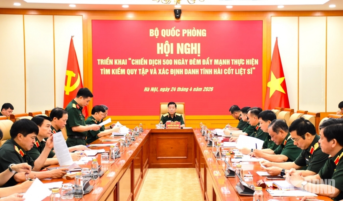 Officers from the Ministry of National Defense discuss measures to accelerate the search, recovery and identification of fallen soldiers' remains at a conference in Hanoi on April 24, 2026. (Photo: qdnd.vn)