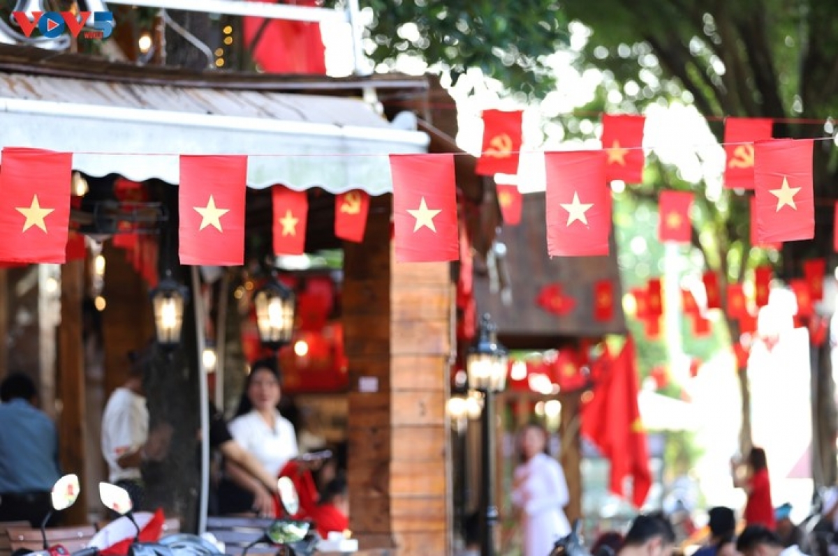 Cheka Coffee in Duong Noi urban area, Hanoi, is adorned with red flags, putting on a brand-new festive look during  the 80th anniversary of Vietnam’s National Day (September 2, 1945 – September 2, 2025).