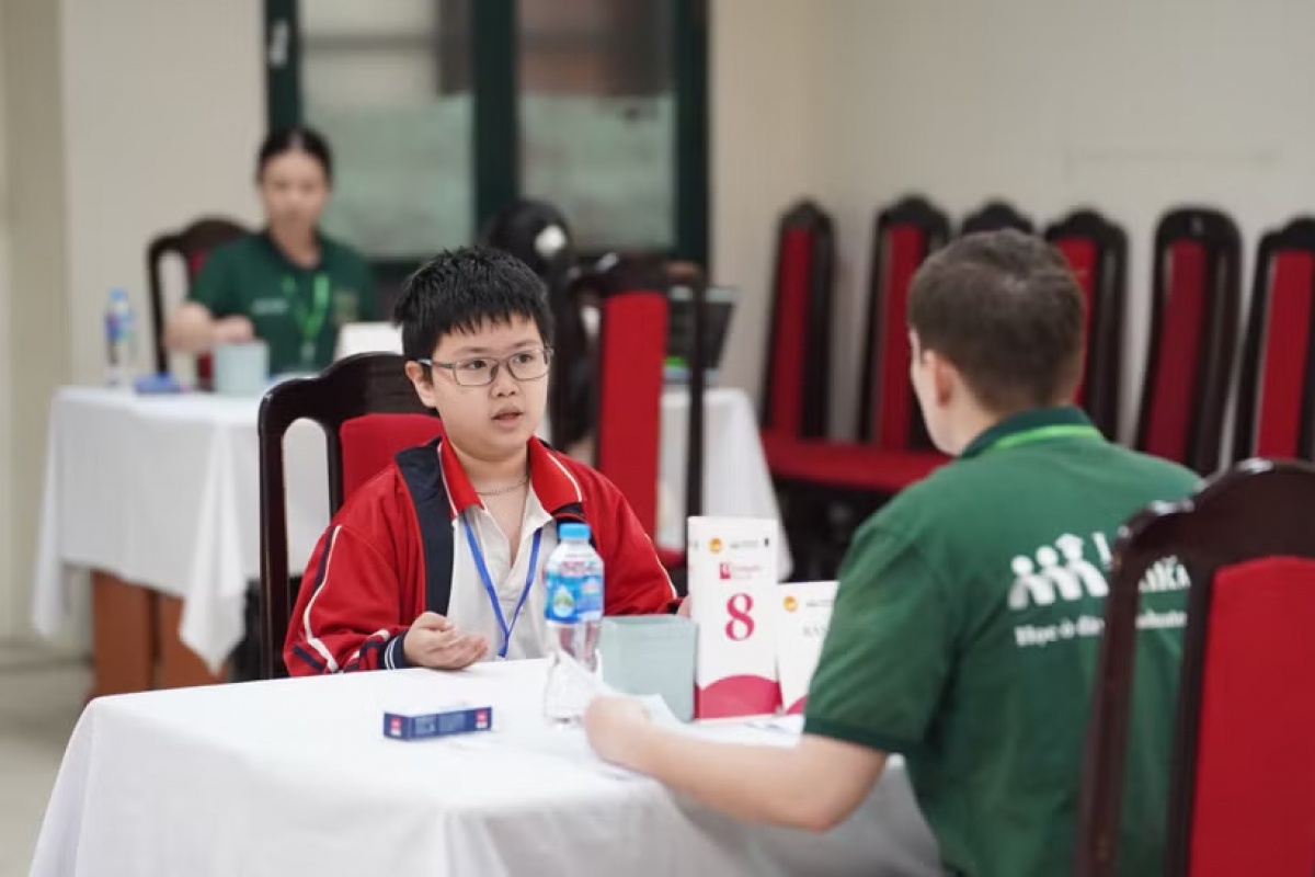 학생이 교사와 함께 영어 말하기 시험을 진행하고 있다. (사진: Vietnam+)