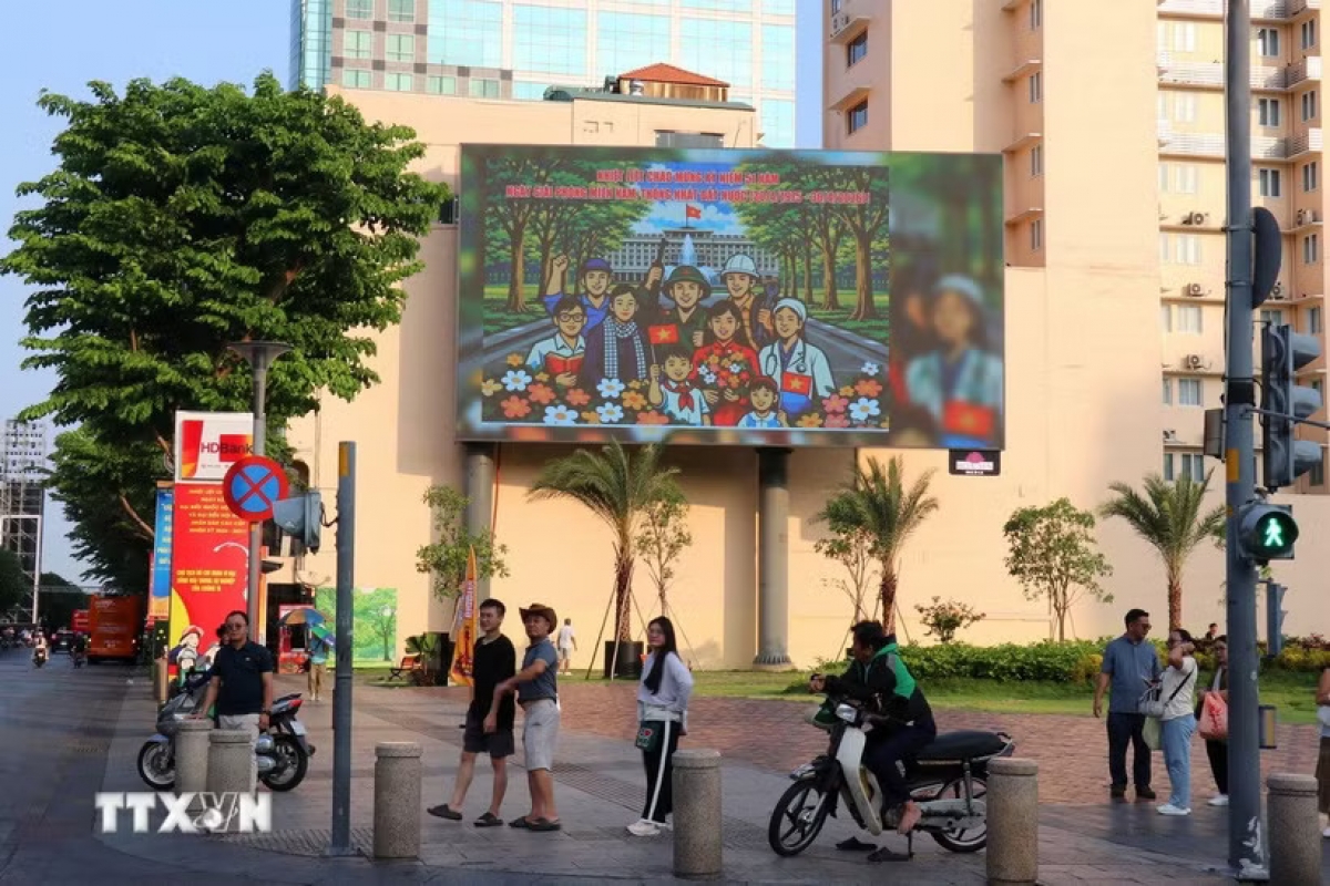 ປ​້າຍ​ໂຄ​ສະ​ນາ, ປ້າຍ​ຄຳ​ຂວັນ​ ຢູ່​ຖະ​ໜົນ ເລ​ເລີ້ຍ, ນະ​ຄອນ ໂຮ່​ຈີ​ມິນ ສະ​ເຫຼີມ​ສະຫຼອງ 51ປີ​ແຫ່ງວັນ​ປົດ​ປ່ອຍ​ພາກ​ໃຕ້ຫວຽດ​ນາມ,  ທ້ອນ​ໂຮມ​ປະ​ເທດ​ຊາດ​ເປັນ​ເອ​ກະ​ພາບ (ພາບ: TTXVN)