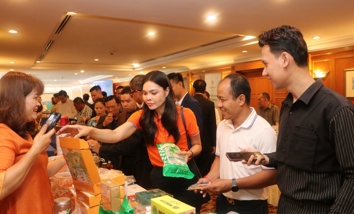 Các doanh nghiệp quảng bá sản phẩm tại hội nghị. Ảnh: VOV-Phnom Penh/TT Campuchia