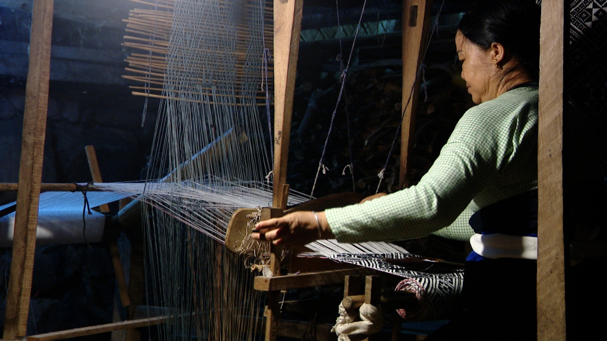 Le tissage de couvertures demande patience et maîtrise technique. Photo: VOV