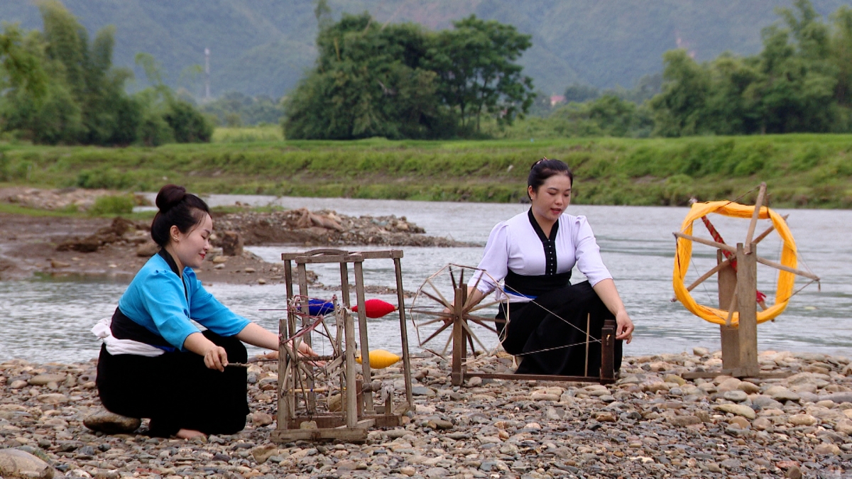 Les jeunes mariées thaïs blanches offrent des tissages à leur belle-famille selon la tradition. Photo: VOV