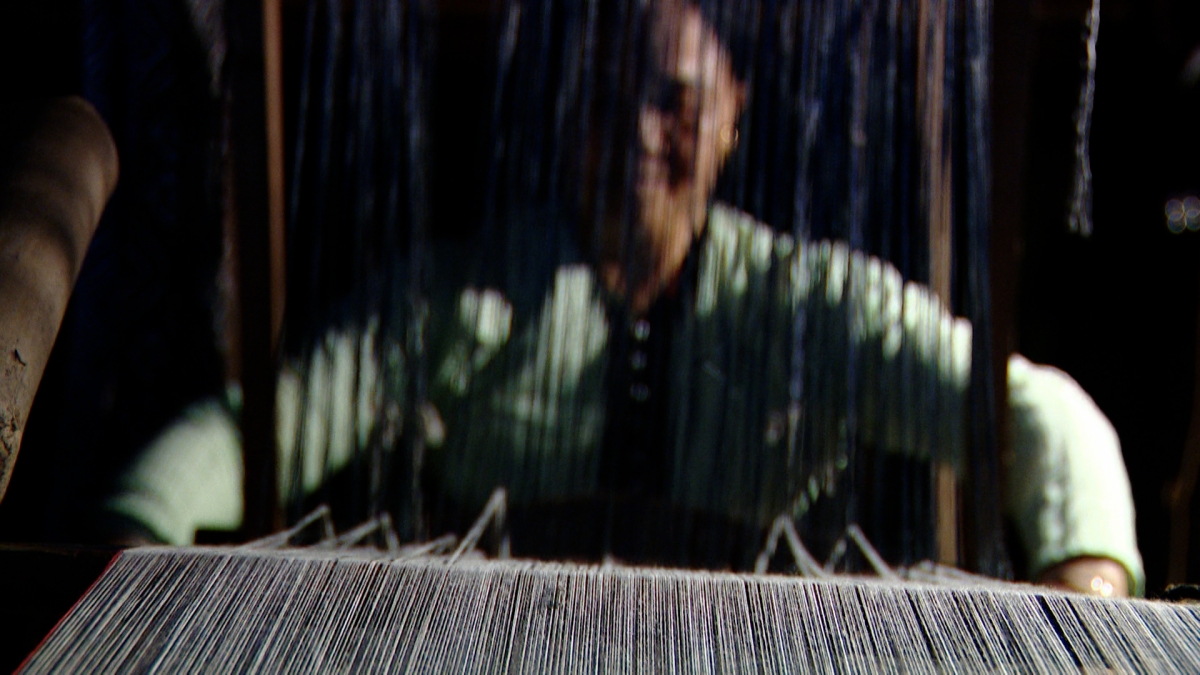 Les Thaïs blanches transmettent l'art du tissage aux nouvelles générations. Photo: VOV