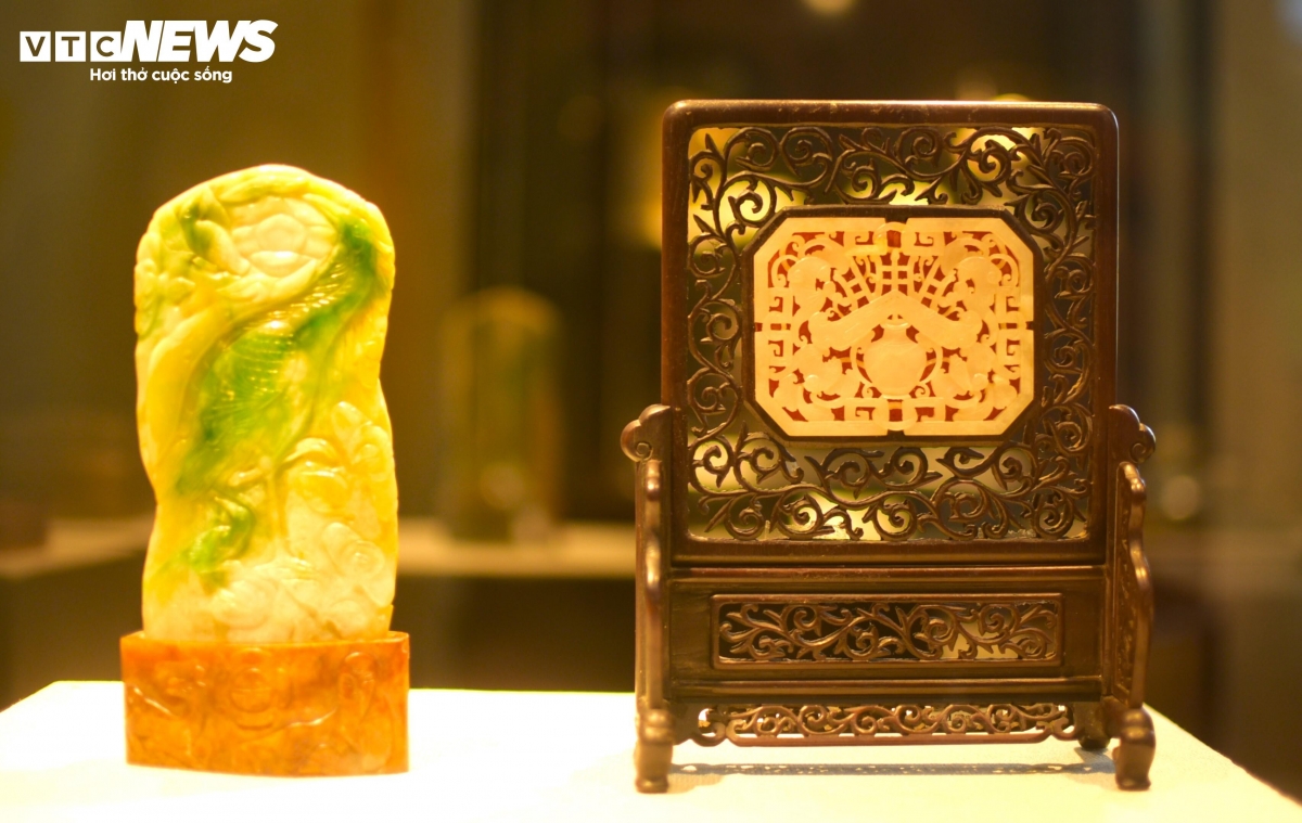 Qua thẩm định, các chuyên gia nhận định hơn 120 hiện vật là những vật dụng từng được sử dụng trong cung đình triều Nguyễn trong những giai đoạn và đời vua khác nhau. Những hiện vật này gồm nhiều loại hình, chất liệu đa dạng như ngọc, ngà, vàng, bạc… Đây là những báu vật trấn phong do ngự xưởng chế tác, được sử dụng trong các thư phòng cung đình triều Nguyễn. Không đơn thuần là vật dụng, đây là dấu tích của một triều đại, phản ánh đời sống, nghi lễ và quyền lực của hoàng cung nhà Nguyễn.