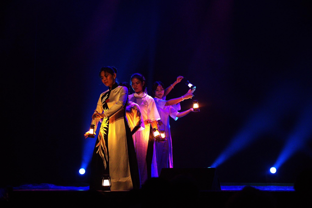 Minh Hạnh, người Việt tại Pháp (đứng đầu) trong một tiết mục tôn vinh vẻ đẹp của áo dài. Ảnh; FBNV