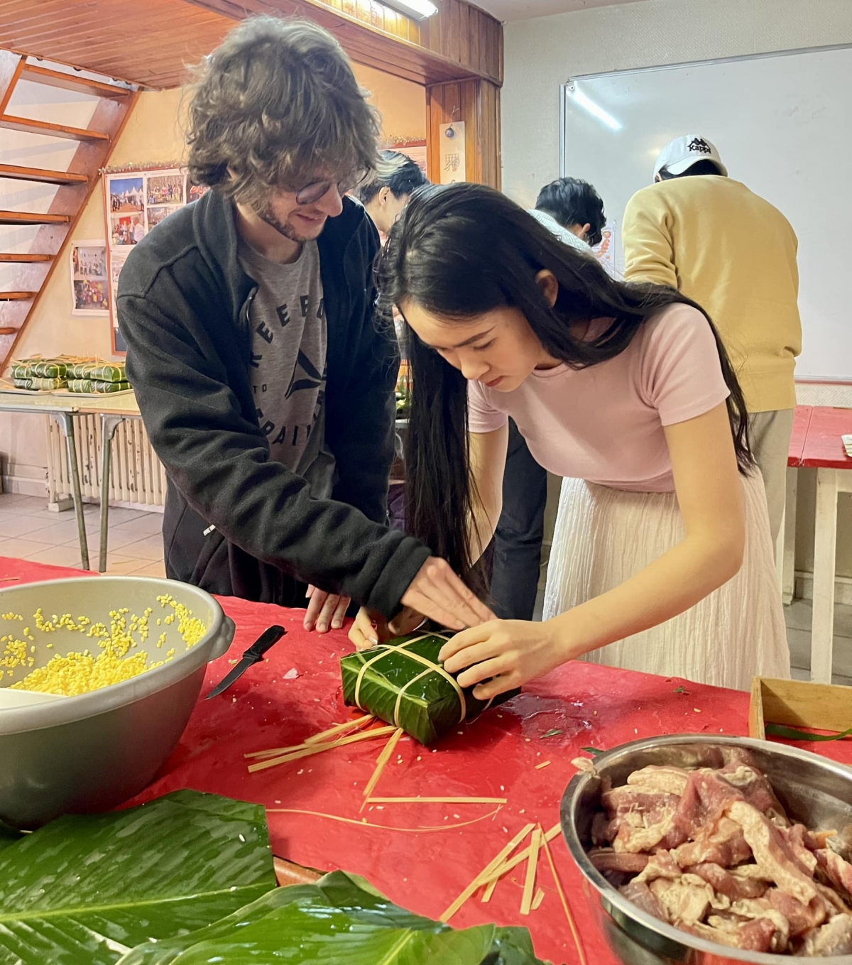 Chi hội SVVN tại Lyon với sự kiện  gói bánh chưng, tôn vinh nét văn hóa truyền thống. Ảnh:FBNV