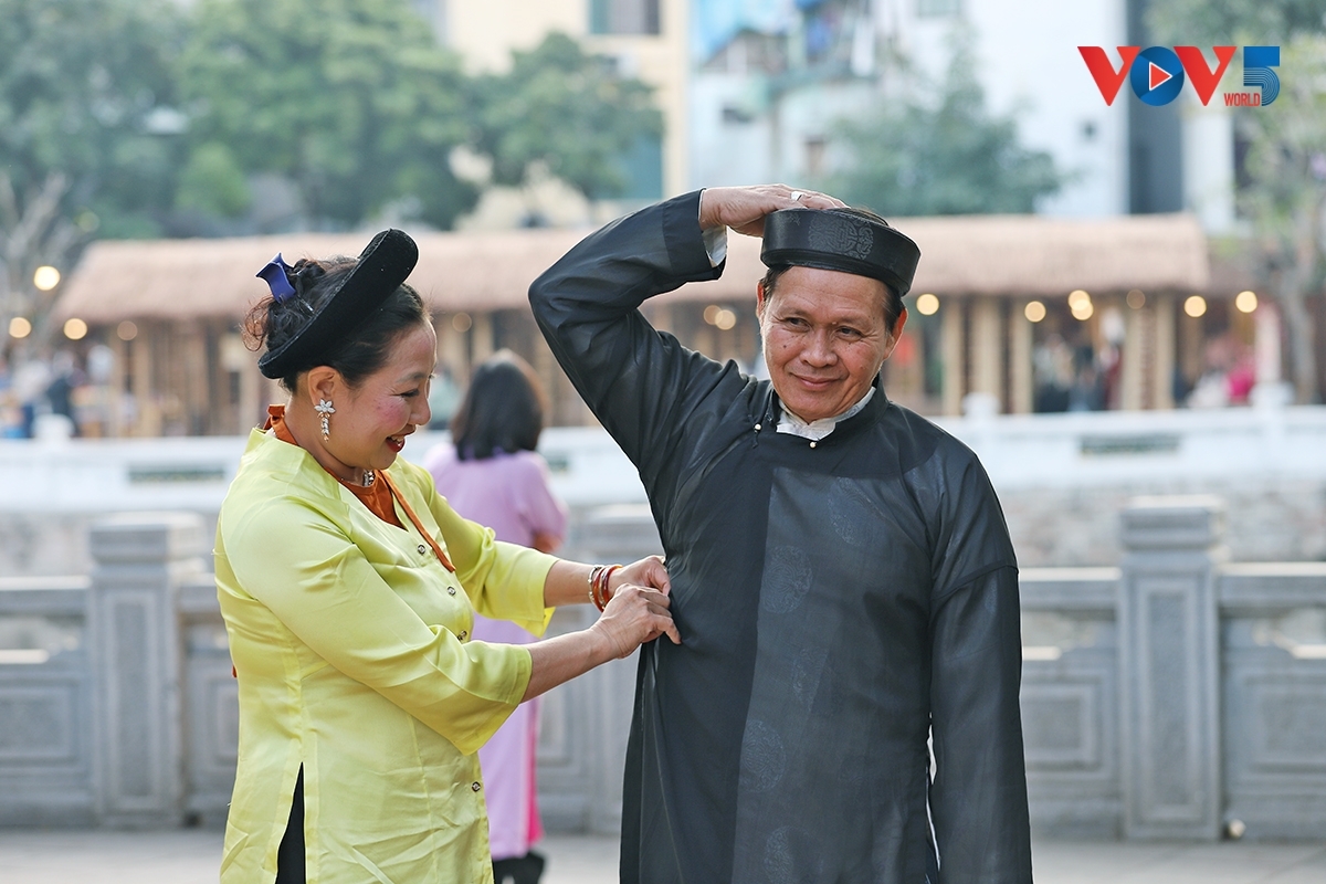 ບັນດານັກສິລະປິນຂອງສູນສິລະປະທີ່ເປັນມູນເຊື້ອ UNESCO ກະກຽມຊຸດອາພອນພື້ນເມືອງກ່ອນການສະແດງ.