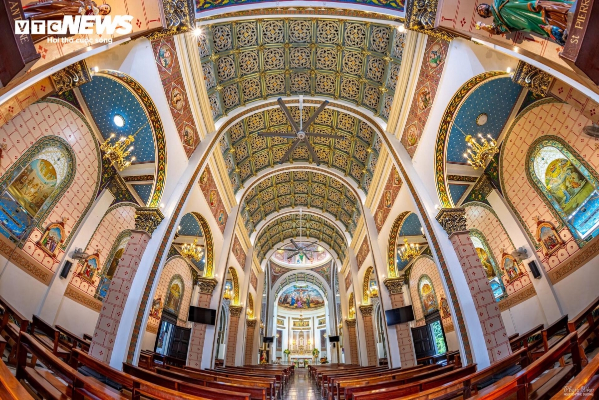 从外面看，教堂引人注目的是约30米高的主穹顶，顶端矗立着十字架。钟楼原为石砌，高30米，后因距离新山一机场较近，于1952年降至约19.5米。