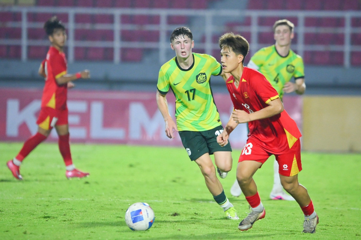 Die vietnamesische U17-Mannschaft (in roten Trikots) liefert sich ein gutes Spiel gegen Australien. (Foto: VFF)