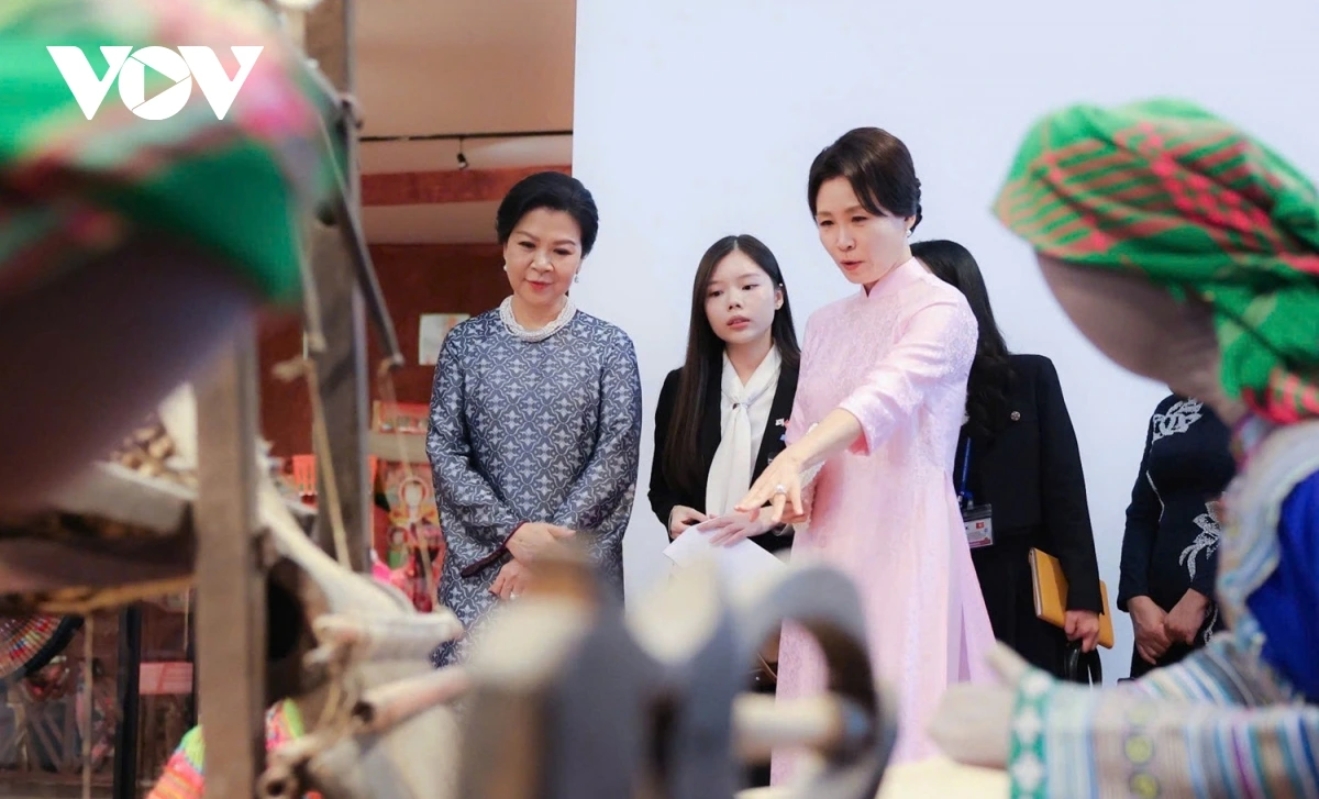 Bà Kim Hye Kyung chia sẻ bản thân rất thích chiếc áo dài mà bà Ngô Phương Ly tặng bởi chiếc áo thể hiện nét đẹp truyền thống của phụ nữ Việt Nam và rất phù hợp với hoạt động ngoại giao văn hóa hôm nay.