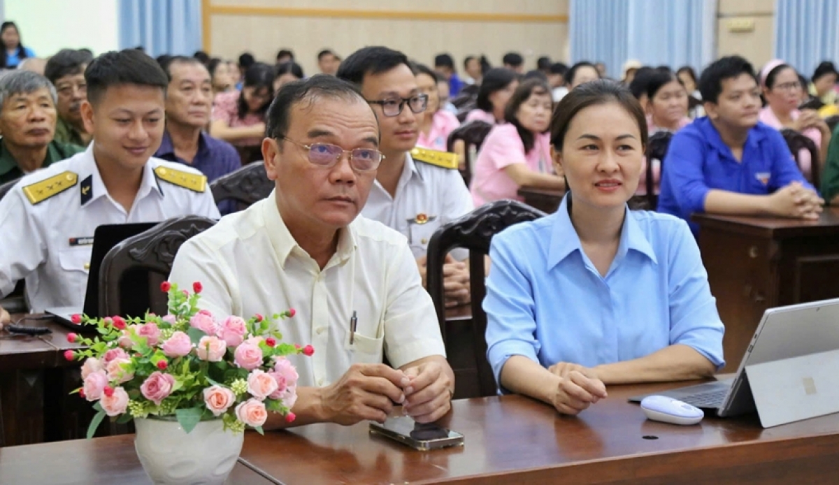 与会代表。