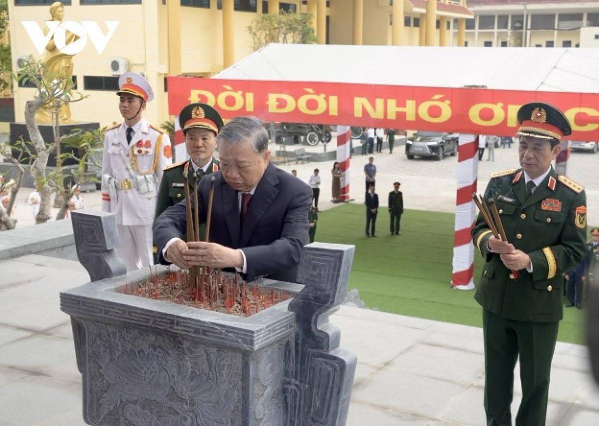 Tổng Bí thư, Chủ tịch nước Tô Lâm, cùng Đoàn công tác của Trung ương đã đến dâng hương tưởng niệm Chủ tịch Hồ Chí Minh và các anh hùng liệt sĩ tại Nhà tưởng niệm các anh hùng liệt sĩ lực lượng vũ trang Quân khu 3.