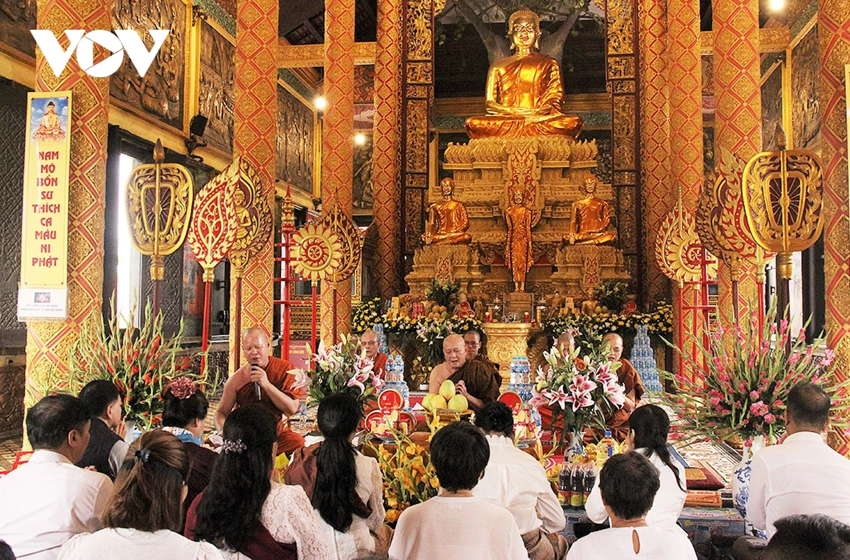 Nghi lễ mở đầu được cử hành tại chánh điện, với sự tham gia của chư tăng và phật tử. Vị sư cả tụng kinh, thực hiện nghi thức đón vị thần cai quản năm mới và cầu an.