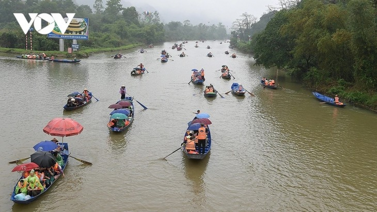 Boats glide along the Yen Stream, carrying pilgrims into Huong pagoda amid the majestic scenery of the Huong Son Scenic Landscape Complex, Hanoi. (Photo: Thu Vu/VOV)