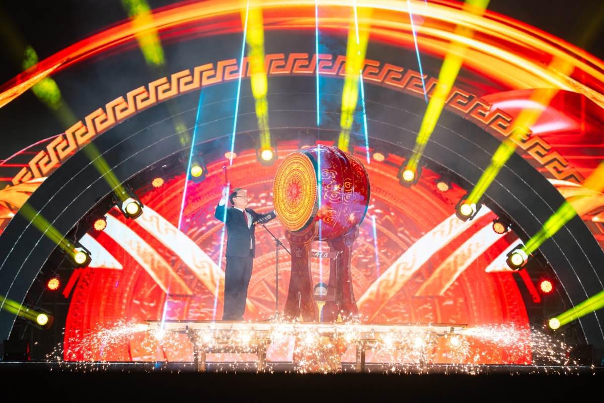 Tổng Giám đốc Đài Tiếng nói Việt Nam Đỗ Tiến Sỹ đánh trống khai mạc chương trình.
Ảnh: VOV