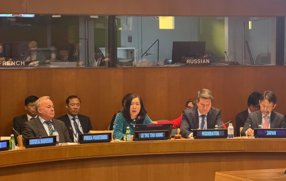 Wakil Menteri Luar Negeri Vietnam, Le Thi Thu Hang berbicara pada simposium tersebut (Foto: VOV-Washington)